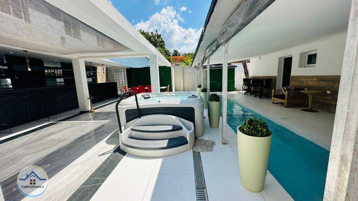 Imagen 1 de Casa de Lujo con piscina en Miramar, La Habana