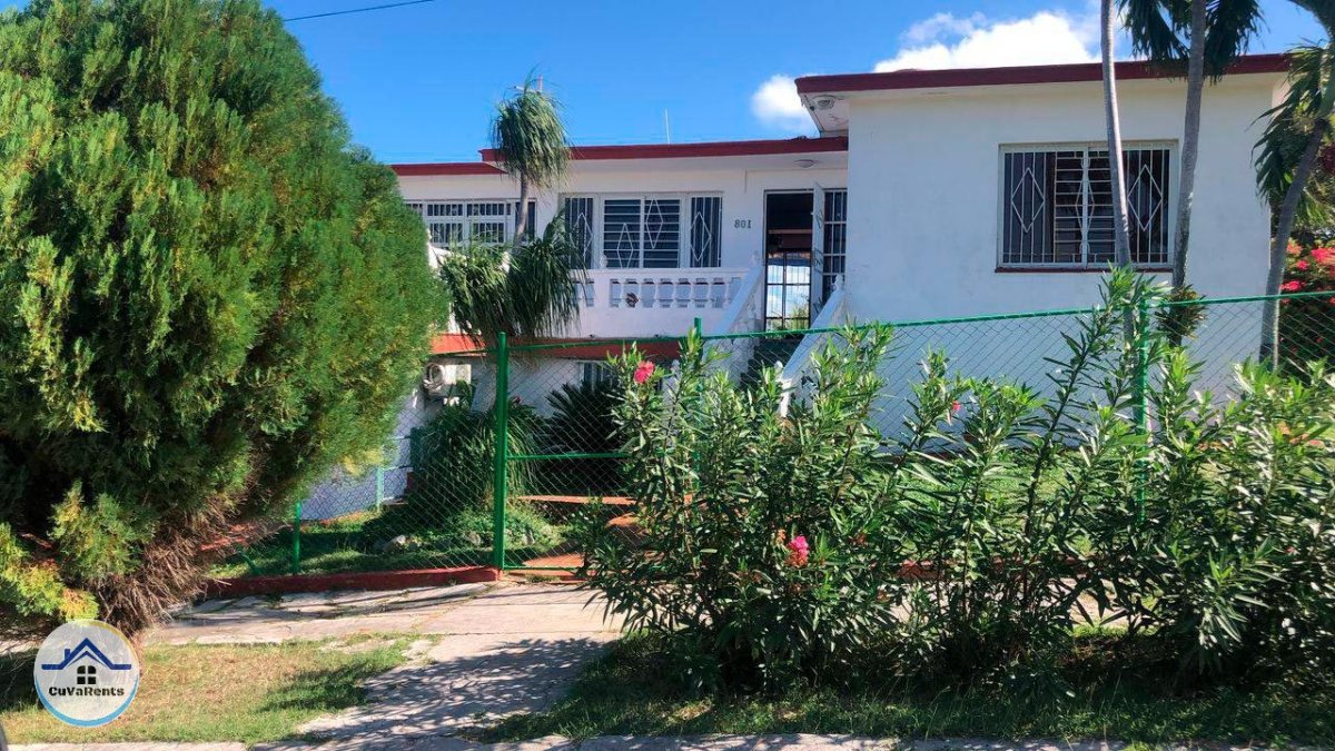 Imagen 1 de Alquiler de Casa en la Playa de Santa María, La Habana – Piscina, Jardín y Terraza