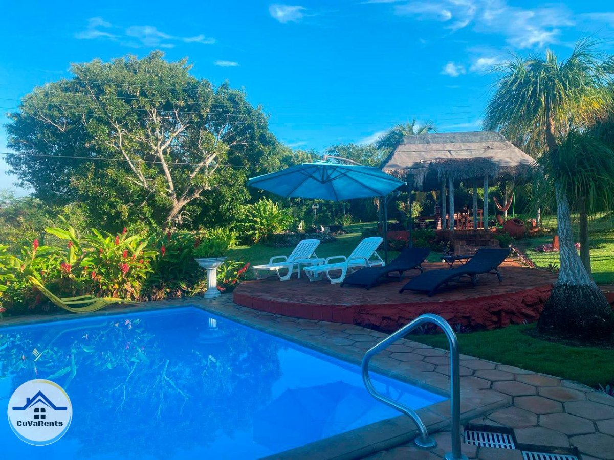 Imagen 3 de Alquiler de Casa en la Playa de Santa María, La Habana – Piscina, Jardín y Terraza