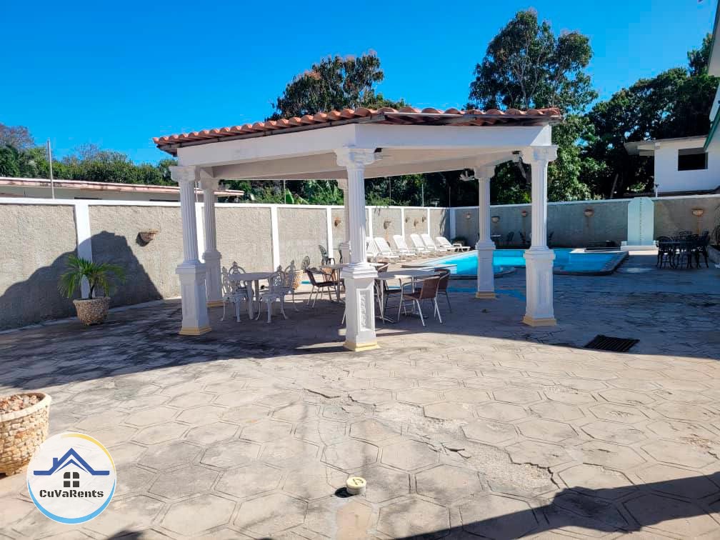 Imagen 1 de Alquiler de Casa en la Playa de Boca Ciega, La Habana – 8 Habitaciones, Piscina y Terraza Amplia