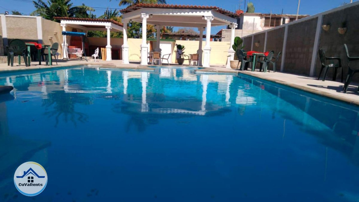 Imagen 3 de Alquiler de Casa en la Playa de Boca Ciega, La Habana – 8 Habitaciones, Piscina y Terraza Amplia