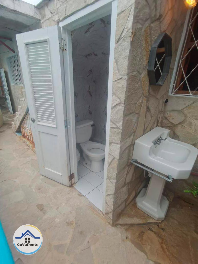 Imagen 3 de Alquiler de Casa para Parejas en la Playa de Guanabo, La Habana – Piscina y Terraza