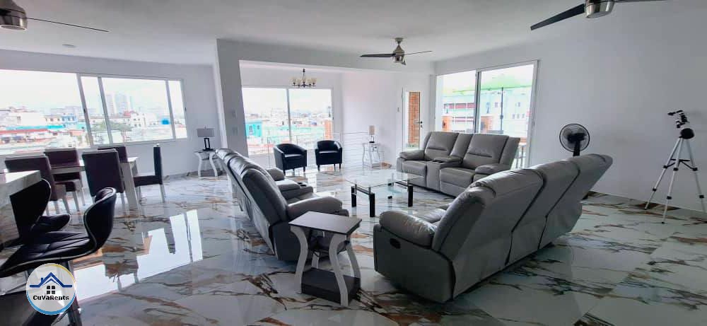 Imagen 1 de Alquiler de Penthouse de Lujo en el Vedado, La Habana – Vista al Mar, Terraza y Todas las Comodidade