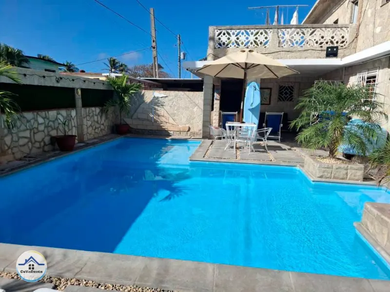 Alojamiento en casa en Guanabo, La Habana, ubicada a solo 80 metros de la playa., casa particular en Guanabo, La Habana