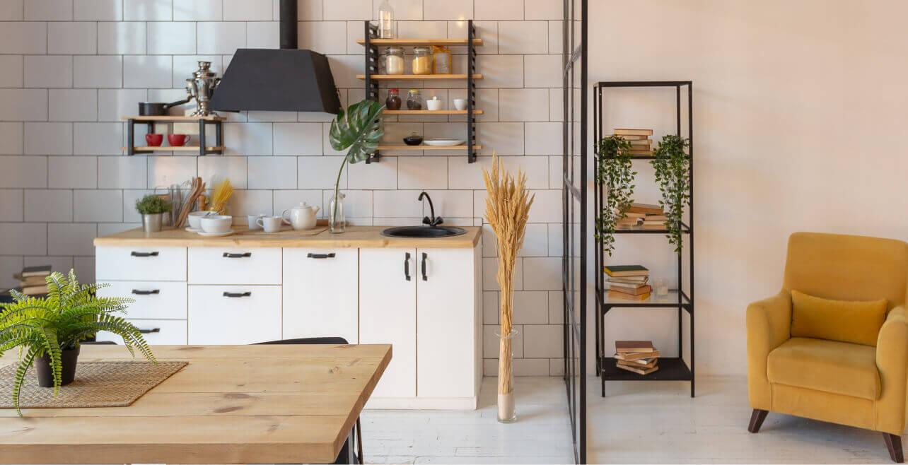 Cocina moderna con mesa de madera en el centro