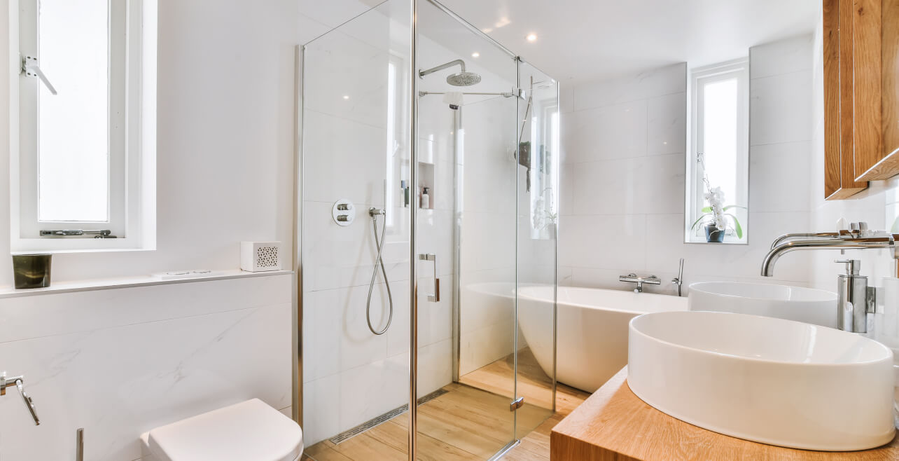 Baño moderno con regadera de cristal